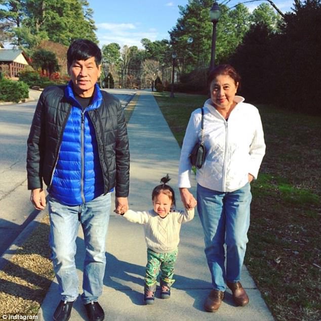 据英国《每日邮报》报道，在美联航航班上遭遇暴力对待的亚裔男子，名叫陶大卫(David Dao.)，今年69岁，是美籍越南裔（陶大卫自称是华裔），他是一名医生，同时也是一位祖父。图为陶大卫夫妇与孙女合影。