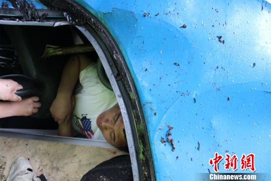 图为：被困者。 吴涛 摄