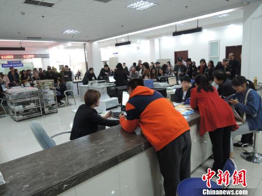 4月17日的郑州社会保险办事大厅，服务窗口已整改，玻璃围挡撤掉，呈三面开放式。 韩章云 摄