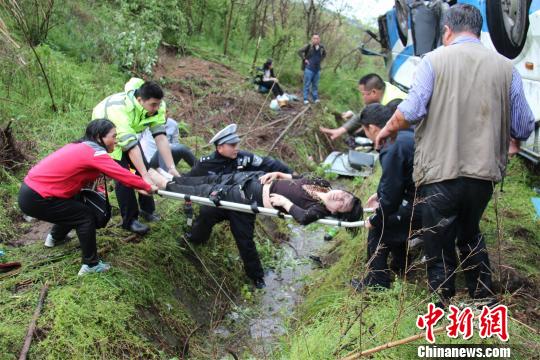 图为：救援人员在现场救援。 吴涛 摄