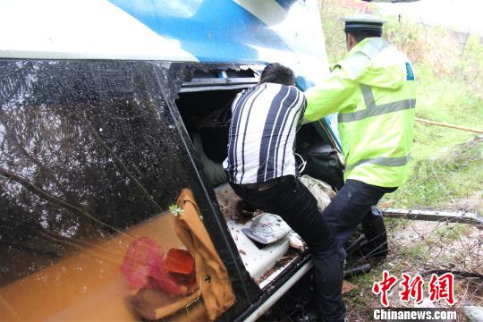 图为：救出被困者。 吴涛 摄